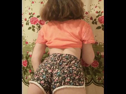 ❤️ セクシーな若いベイブがカメラでショーツを脱ぐ ❌ ポルノfb ❌️❤